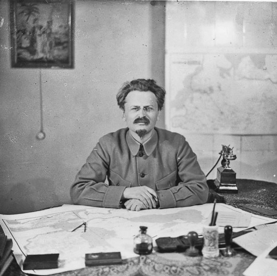 Иллюстрация к книге — Берегитесь, Боги жаждут! [i_264.jpg]