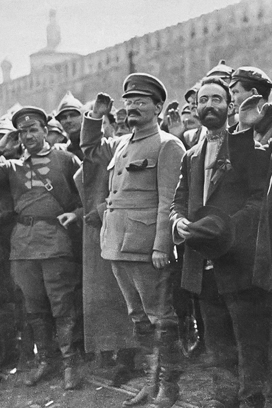 Иллюстрация к книге — Берегитесь, Боги жаждут! [i_282.jpg]