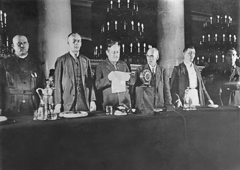 Иллюстрация к книге — Берегитесь, Боги жаждут! [i_291.jpg]