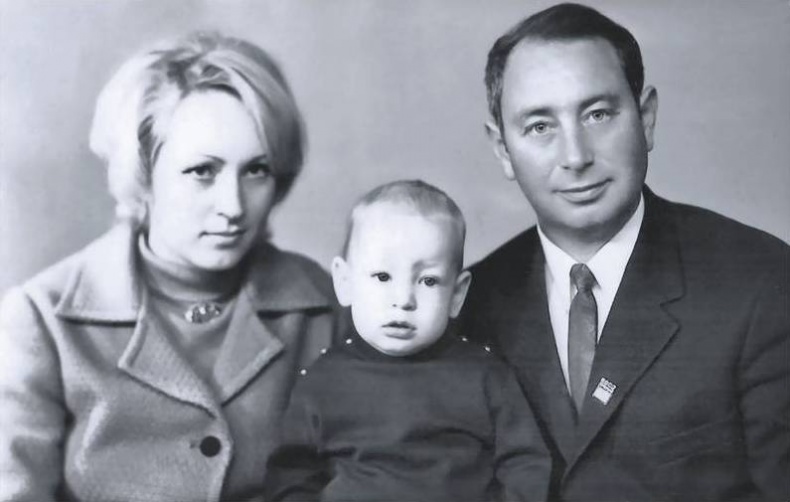 Иллюстрация к книге — Леонид Слуцкий. Тренер из соседнего двора [i_001.jpg]