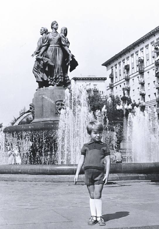 Иллюстрация к книге — Леонид Слуцкий. Тренер из соседнего двора [i_003.jpg]