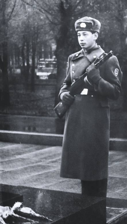 Иллюстрация к книге — Леонид Слуцкий. Тренер из соседнего двора [i_007.jpg]