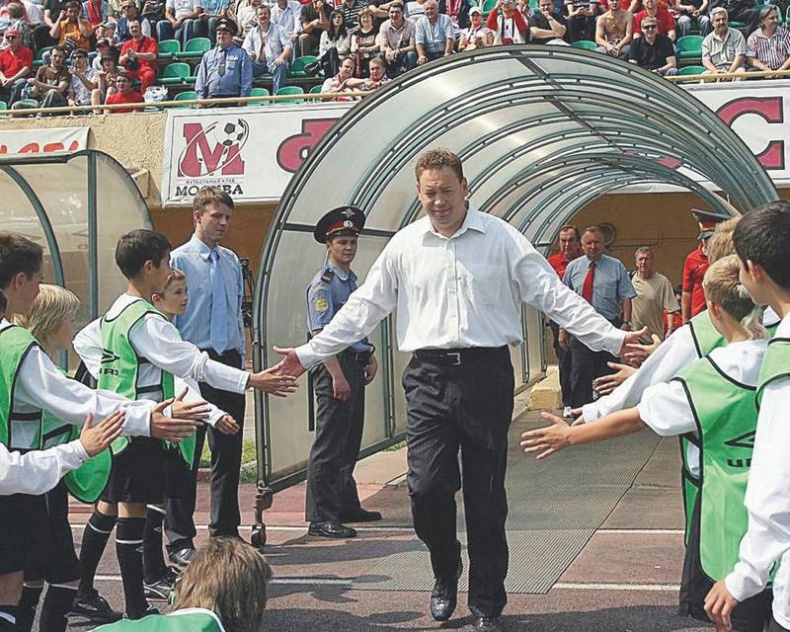 Иллюстрация к книге — Леонид Слуцкий. Тренер из соседнего двора [i_024.jpg]