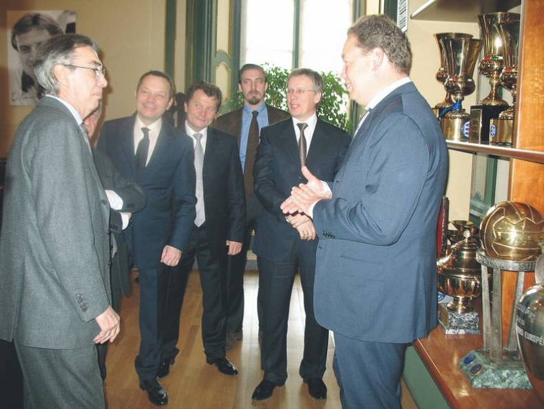 Иллюстрация к книге — Леонид Слуцкий. Тренер из соседнего двора [i_034.jpg]