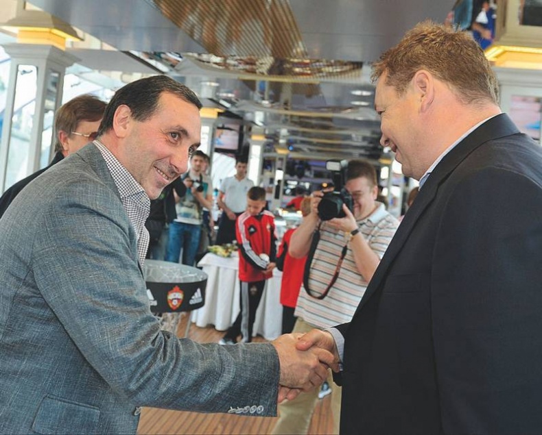 Иллюстрация к книге — Леонид Слуцкий. Тренер из соседнего двора [i_038.jpg]