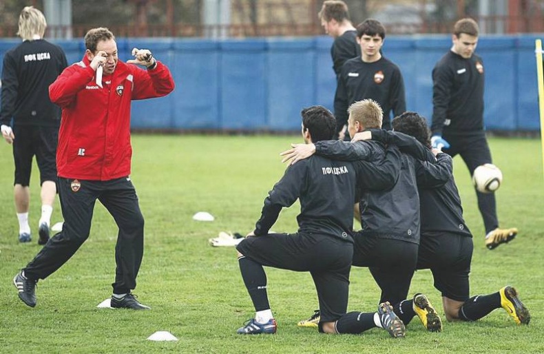 Иллюстрация к книге — Леонид Слуцкий. Тренер из соседнего двора [i_042.jpg]