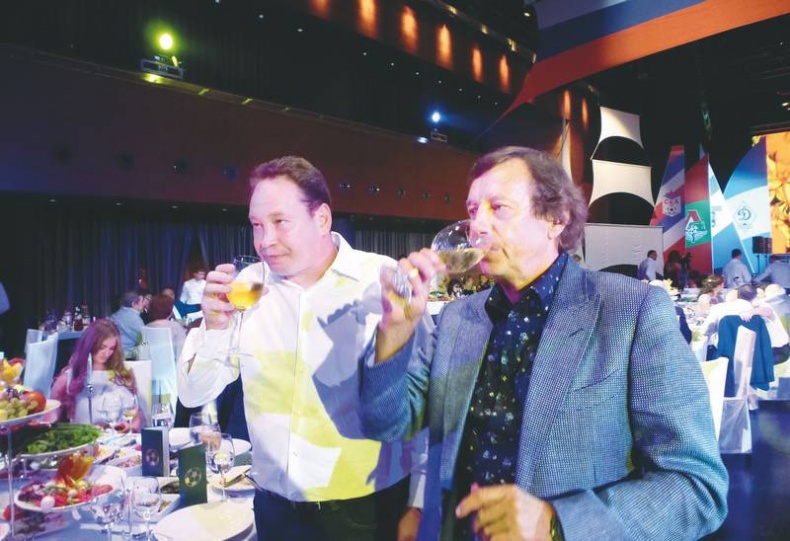 Иллюстрация к книге — Леонид Слуцкий. Тренер из соседнего двора [i_058.jpg]