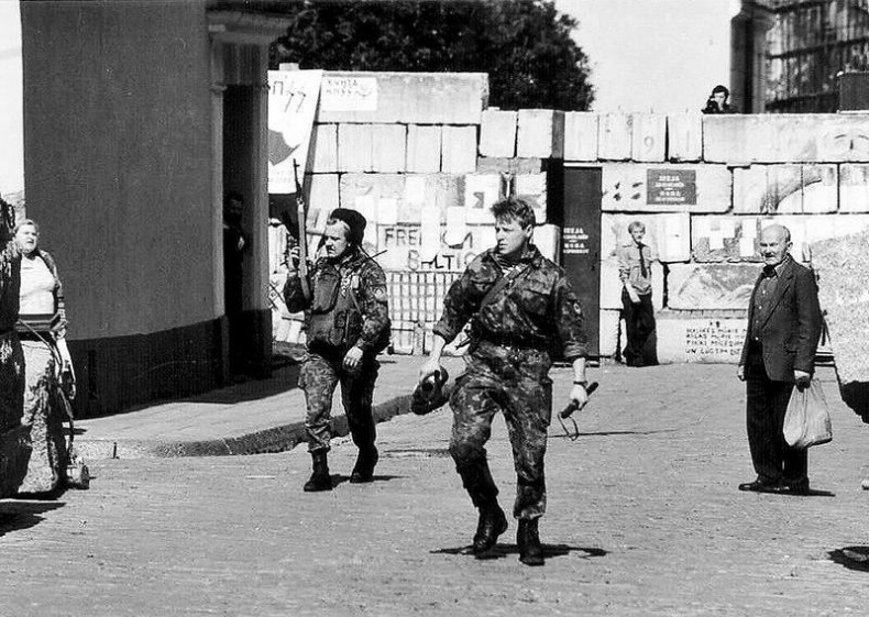 Иллюстрация к книге — Она развалилась. Повседневная история СССР и России в 1985-1999 гг. [i_005.jpg]