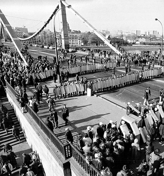 Иллюстрация к книге — Она развалилась. Повседневная история СССР и России в 1985-1999 гг. [i_008.jpg]