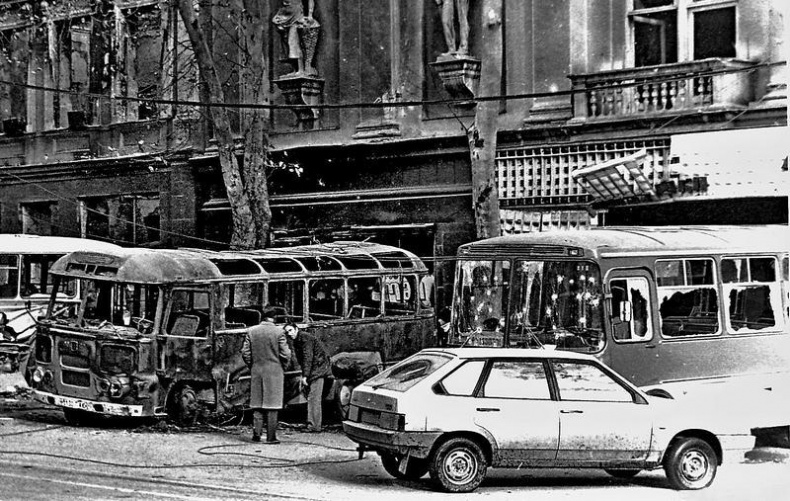 Иллюстрация к книге — Она развалилась. Повседневная история СССР и России в 1985-1999 гг. [i_014.jpg]