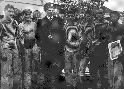 Иллюстрация к книге — С кортиком и стетоскопом [pic_12.jpg]