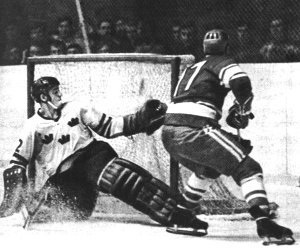 Иллюстрация к книге — Валерий Харламов. Легенда №17 [i_034.jpg]