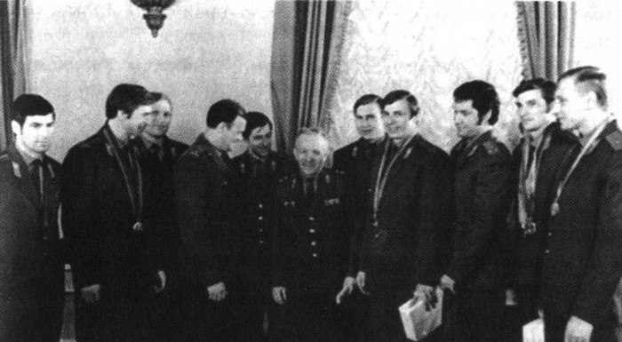 Иллюстрация к книге — Валерий Харламов. Легенда №17 [i_107.jpg]