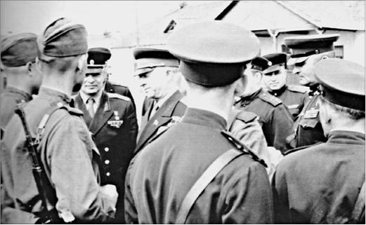 Иллюстрация к книге — Генерал Родимцев. Прошедший три войны [i_027.jpg]