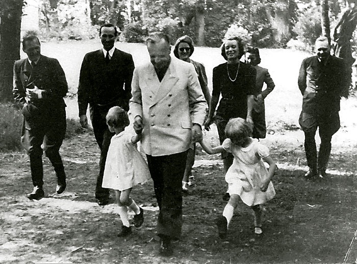 Иллюстрация к книге — "Никогда против России!" Мой отец Иоахим фон Риббентроп [i_011.jpg]