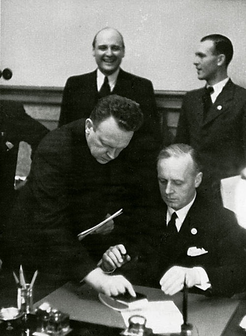 Иллюстрация к книге — "Никогда против России!" Мой отец Иоахим фон Риббентроп [i_028.jpg]