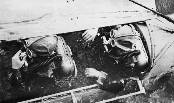 Иллюстрация к книге — Морские дьяволы. Из жизни водолазов-разведчиков Балтийского флота ВМФ [image38.jpg]