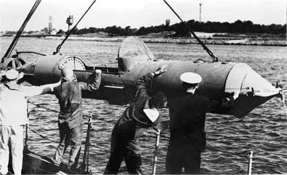 Иллюстрация к книге — Морские дьяволы. Из жизни водолазов-разведчиков Балтийского флота ВМФ [image8.jpg]