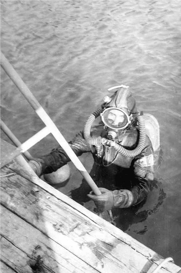 Иллюстрация к книге — Морские дьяволы. Из жизни водолазов-разведчиков Балтийского флота ВМФ [image97.jpg]