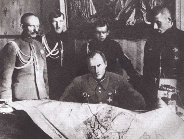 Иллюстрация к книге — Василий Шульгин. Судьба русского националиста [i_044.jpg]