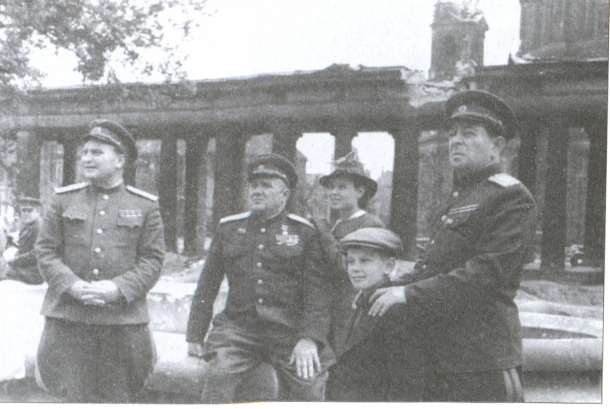 Иллюстрация к книге — Мехлис. Тень вождя [i_022.jpg]