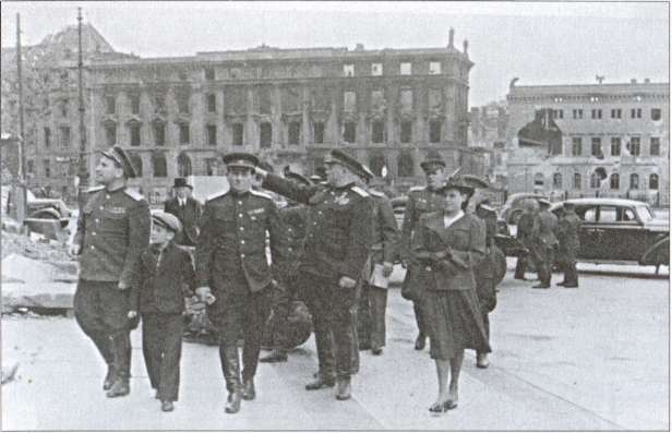 Иллюстрация к книге — Мехлис. Тень вождя [i_023.jpg]