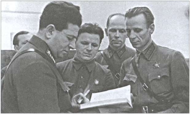 Иллюстрация к книге — Мехлис. Тень вождя [i_028.jpg]