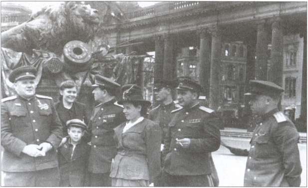 Иллюстрация к книге — Мехлис. Тень вождя [i_031.jpg]