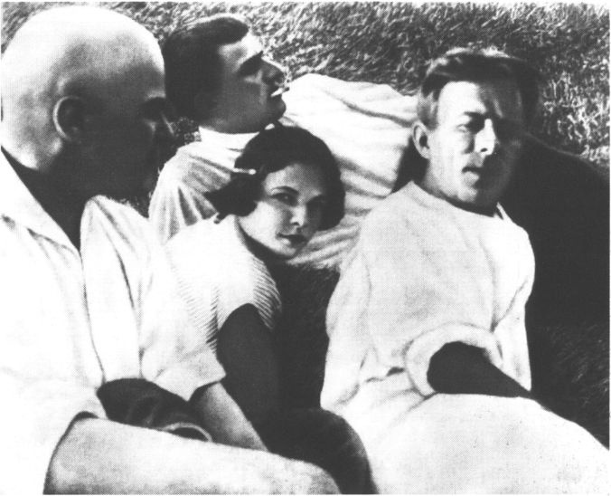 Иллюстрация к книге — Маяковский. Самоубийство [i_022.jpg]