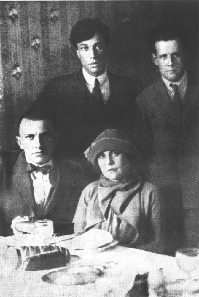 Иллюстрация к книге — Маяковский. Самоубийство [i_027.jpg]