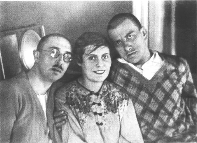 Иллюстрация к книге — Маяковский. Самоубийство [i_028.jpg]