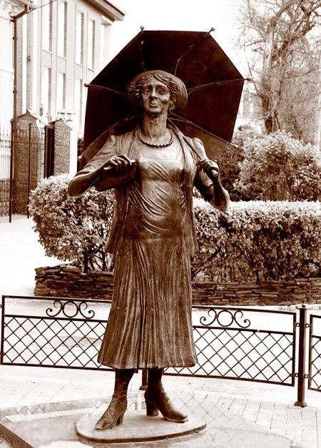 Иллюстрация к книге — Мои королевы. Раневская, Зелёная, Пельтцер [i_100.jpg]