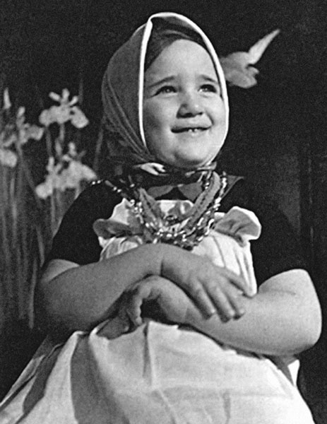 Иллюстрация к книге — Галина Волчек. В зеркале нелепом и трагическом [_013.jpg]