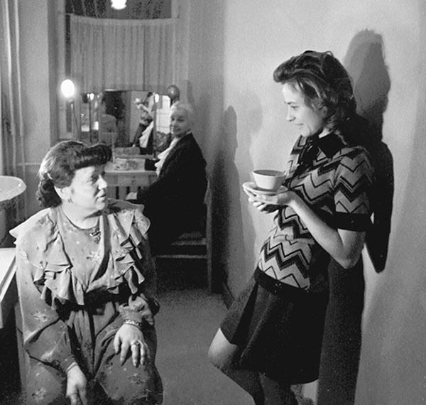 Иллюстрация к книге — Галина Волчек. В зеркале нелепом и трагическом [_079.jpg]