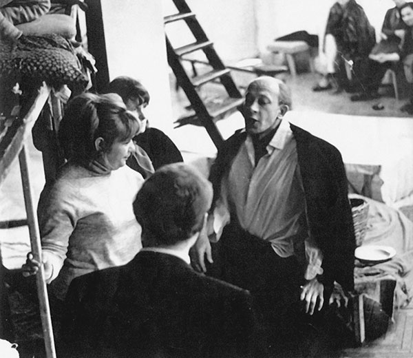 Иллюстрация к книге — Галина Волчек. В зеркале нелепом и трагическом [_103.jpg]