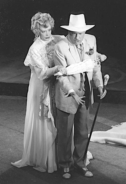 Иллюстрация к книге — Галина Волчек. В зеркале нелепом и трагическом [_115.jpg]