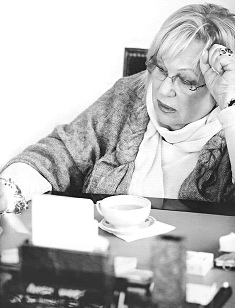 Иллюстрация к книге — Галина Волчек. В зеркале нелепом и трагическом [_121.jpg]