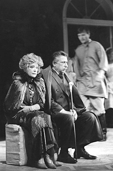 Иллюстрация к книге — Галина Волчек. В зеркале нелепом и трагическом [_127.jpg]