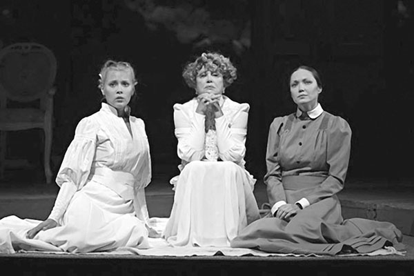 Иллюстрация к книге — Галина Волчек. В зеркале нелепом и трагическом [_151.jpg]