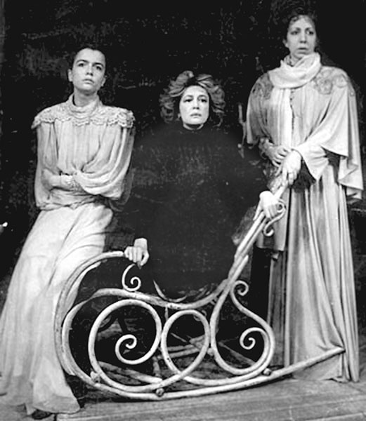 Иллюстрация к книге — Галина Волчек. В зеркале нелепом и трагическом [_169.jpg]