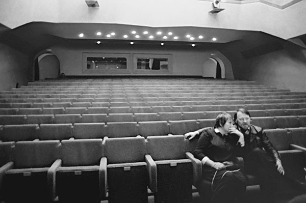 Иллюстрация к книге — Галина Волчек. В зеркале нелепом и трагическом [_193.jpg]