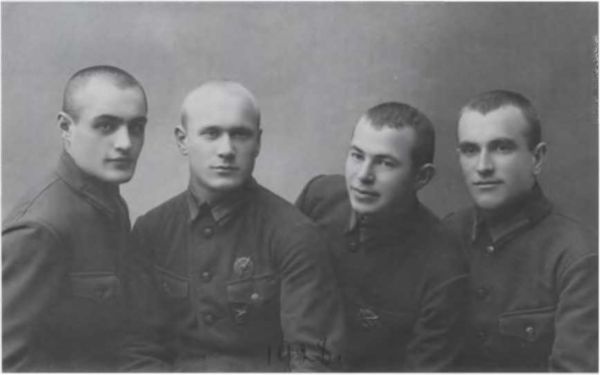 Иллюстрация к книге — Записки из чемодана. Тайные дневники первого председателя КГБ, найденные через 25 лет после его смерти [i_011.jpg]