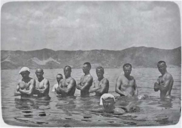 Иллюстрация к книге — Записки из чемодана. Тайные дневники первого председателя КГБ, найденные через 25 лет после его смерти [i_012.jpg]