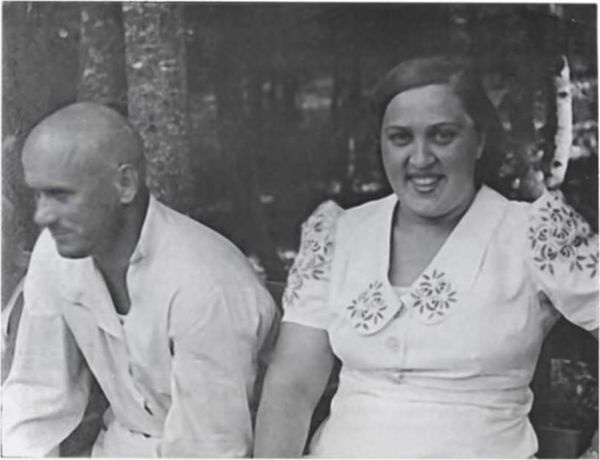 Иллюстрация к книге — Записки из чемодана. Тайные дневники первого председателя КГБ, найденные через 25 лет после его смерти [i_017.jpg]