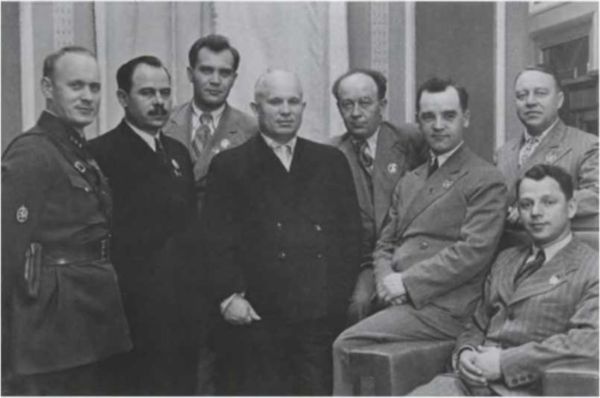 Иллюстрация к книге — Записки из чемодана. Тайные дневники первого председателя КГБ, найденные через 25 лет после его смерти [i_020.jpg]