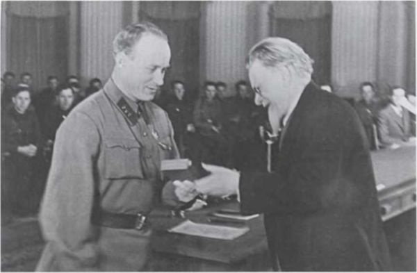 Иллюстрация к книге — Записки из чемодана. Тайные дневники первого председателя КГБ, найденные через 25 лет после его смерти [i_028.jpg]