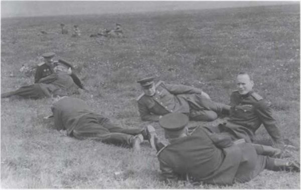 Иллюстрация к книге — Записки из чемодана. Тайные дневники первого председателя КГБ, найденные через 25 лет после его смерти [i_030.jpg]