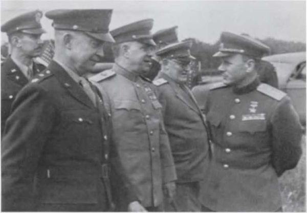 Иллюстрация к книге — Записки из чемодана. Тайные дневники первого председателя КГБ, найденные через 25 лет после его смерти [i_033.jpg]