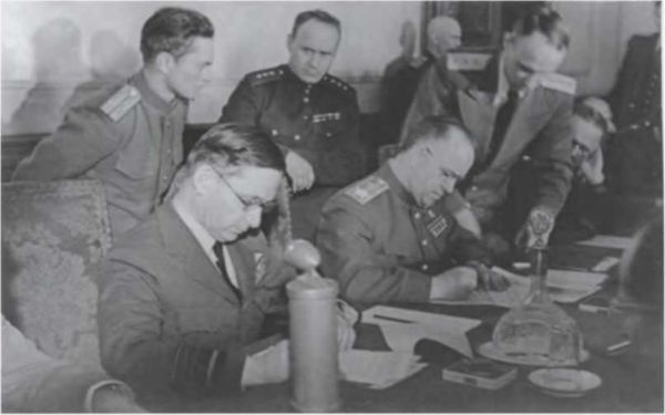 Иллюстрация к книге — Записки из чемодана. Тайные дневники первого председателя КГБ, найденные через 25 лет после его смерти [i_034.jpg]