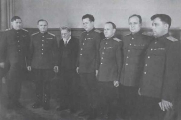 Иллюстрация к книге — Записки из чемодана. Тайные дневники первого председателя КГБ, найденные через 25 лет после его смерти [i_036.jpg]